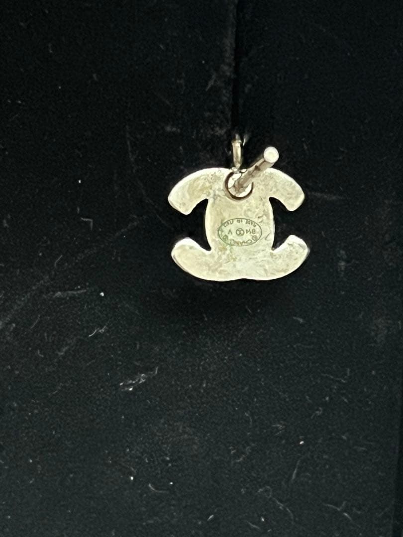 CHANEL パールピアス ロゴチャーム付き　片耳