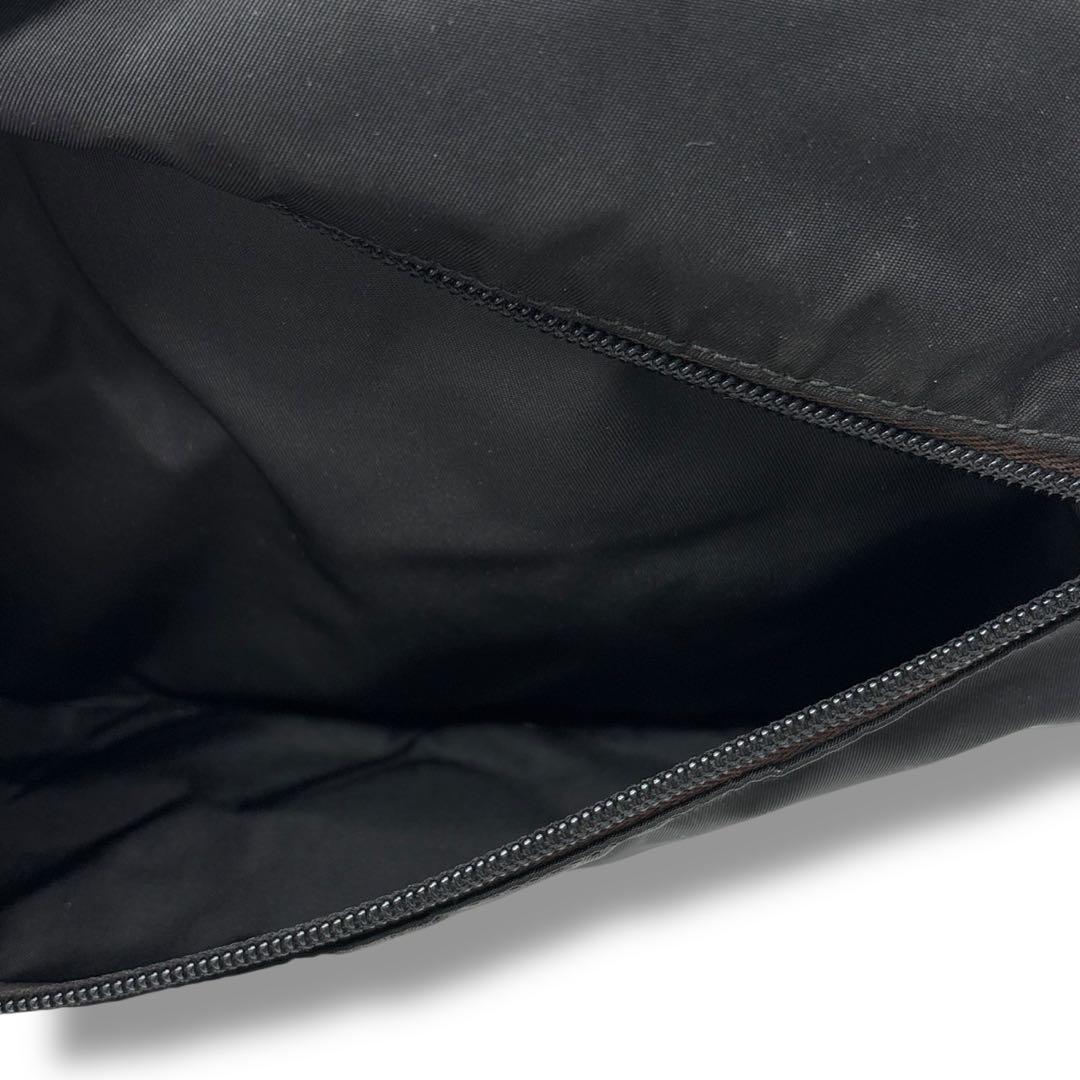 プラダ　メッセンジャーバッグ　ショルダーバッグ　三角ロゴ　白タグ　ブラック