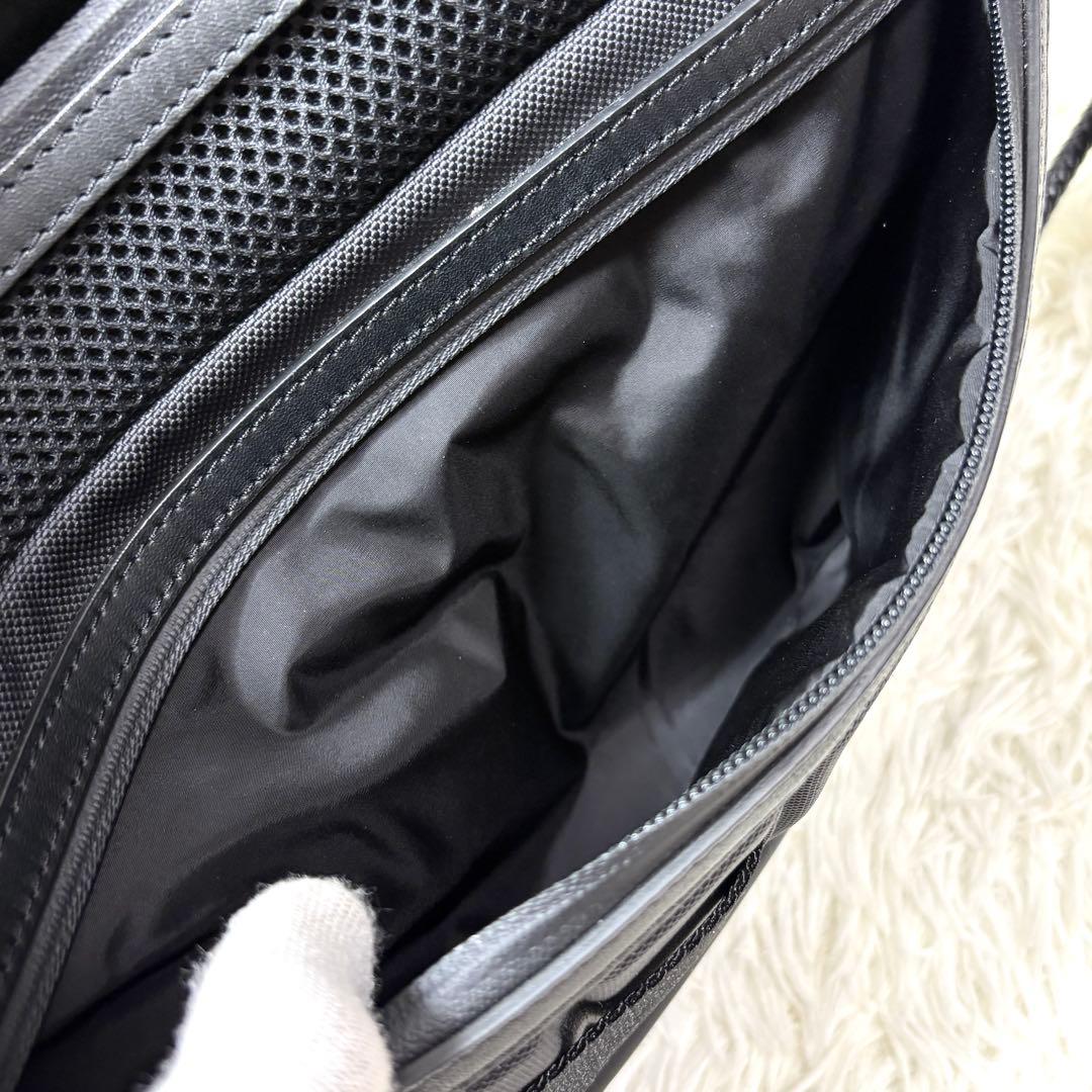 【極美品】モンクレール クレイググリーン メッセンジャーバッグ ブラック