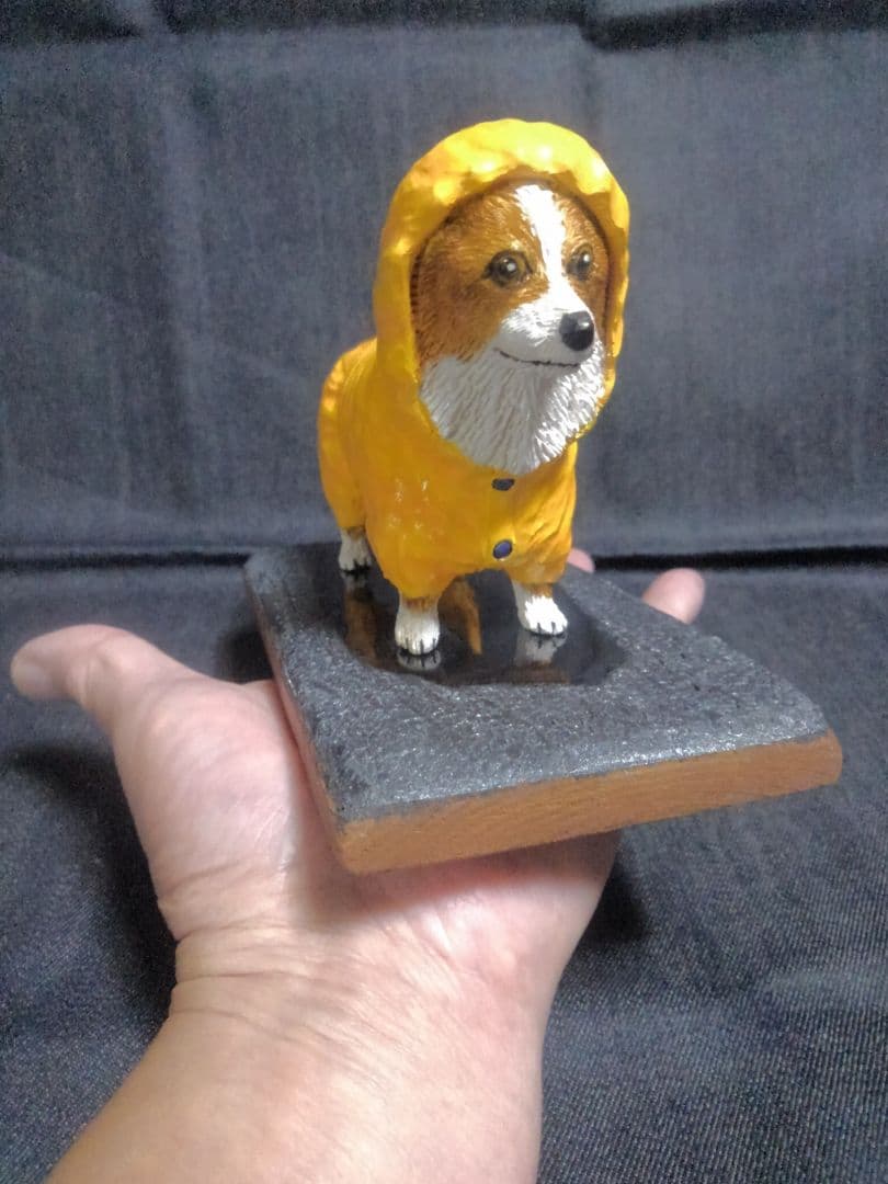 木彫りのコーギー 雨の散歩