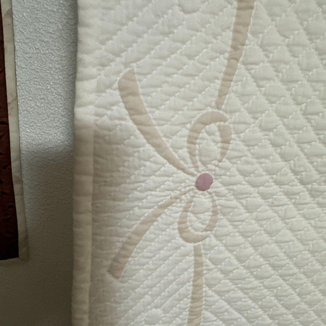 ハンドメイドホワイトキルトのタペストリー