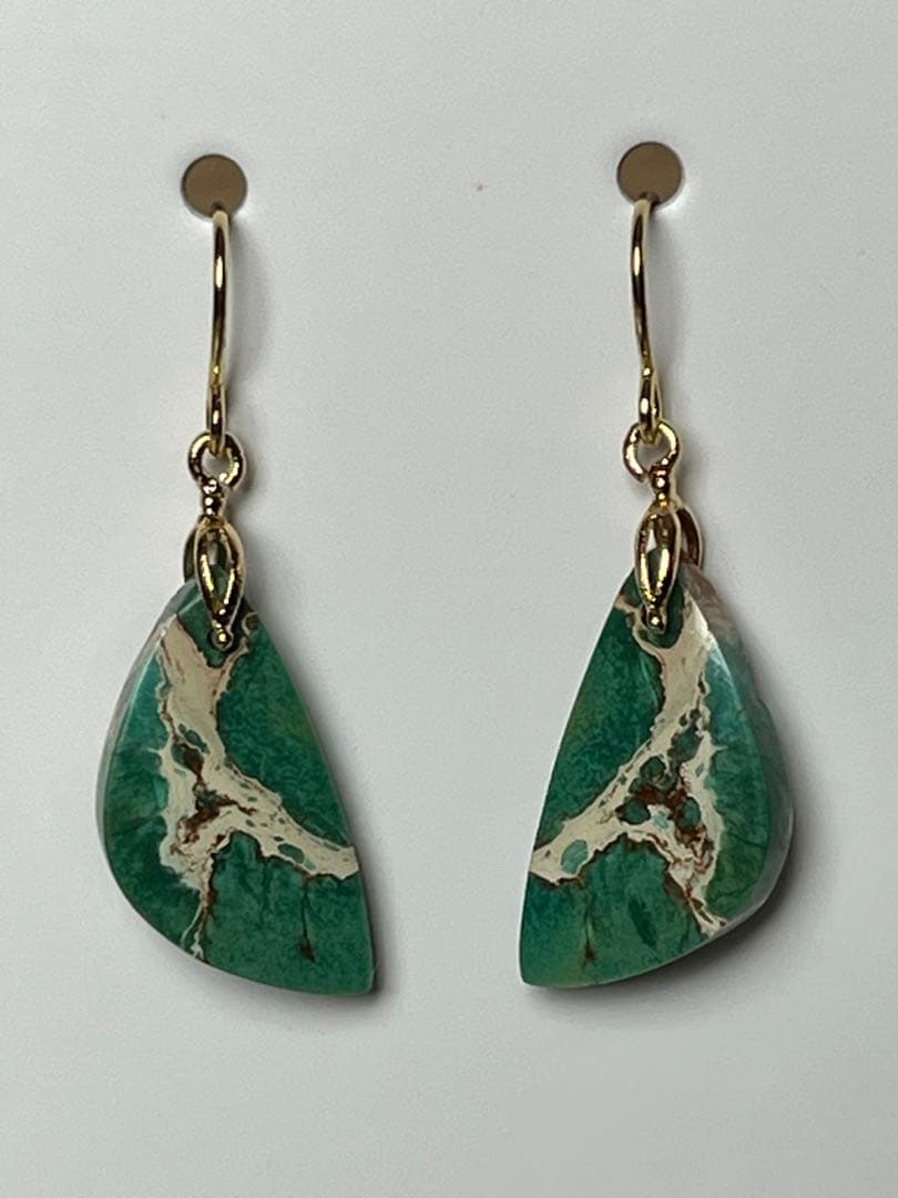 ビーゲンキ　14kgf 小ぶりなグリーンセディメントジャスパー ピアス