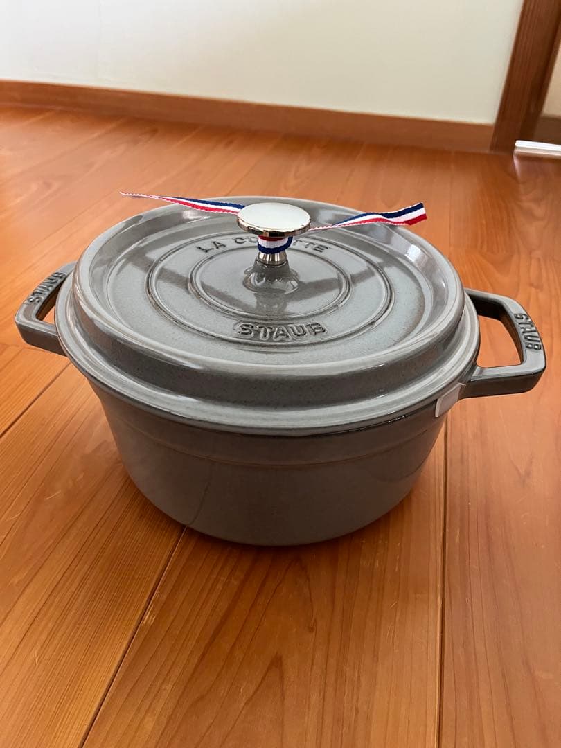 STAUB ココット 22センチ　グレー リボン付き