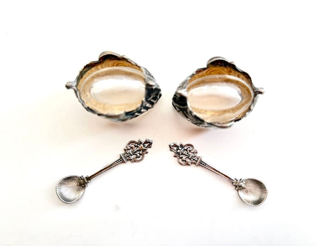 装飾的なシルバー製のソルトセラーとスプーンセット