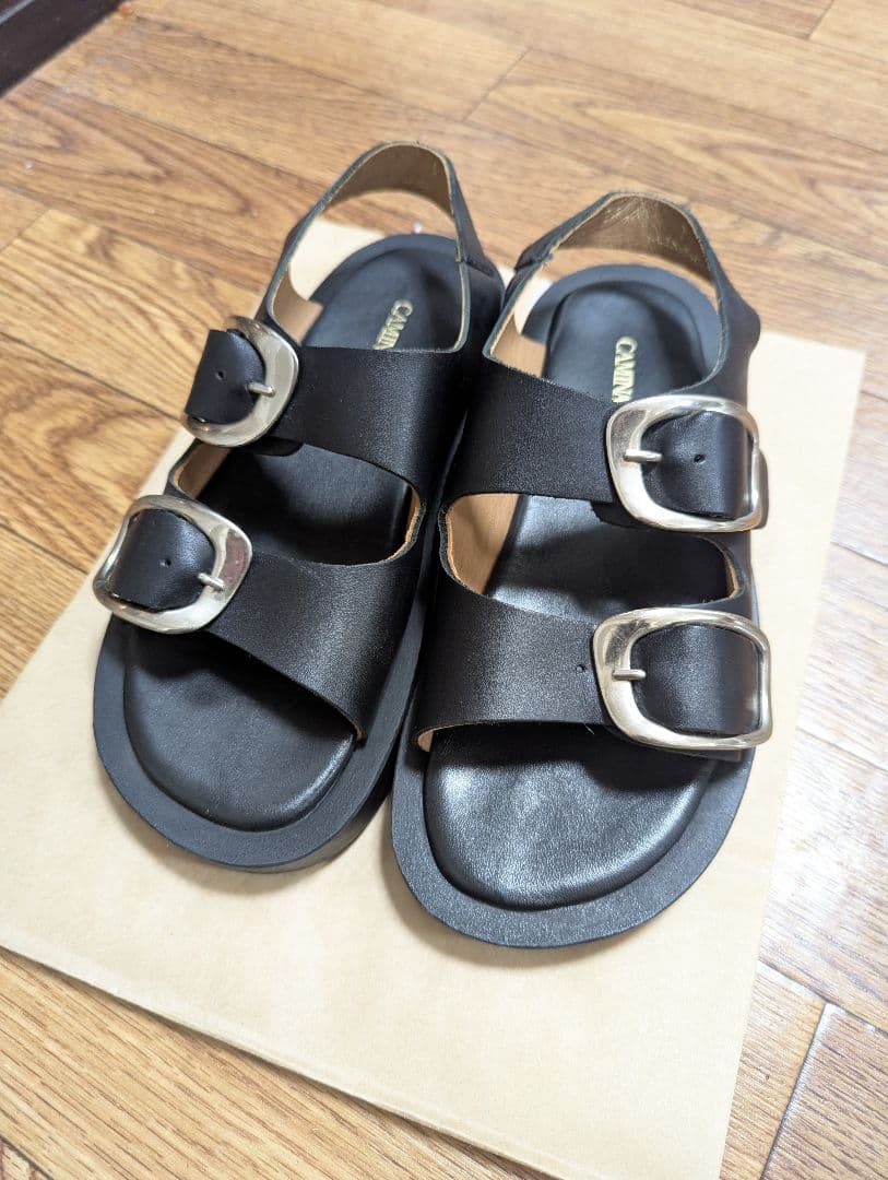 Caminando ブラック ダブルバックルサンダル