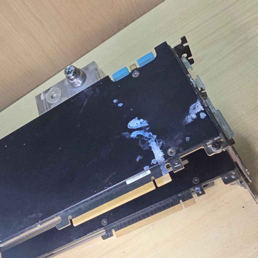 専用の液体冷却システムコンポーネントを備えたグラフィックカード（GPU）