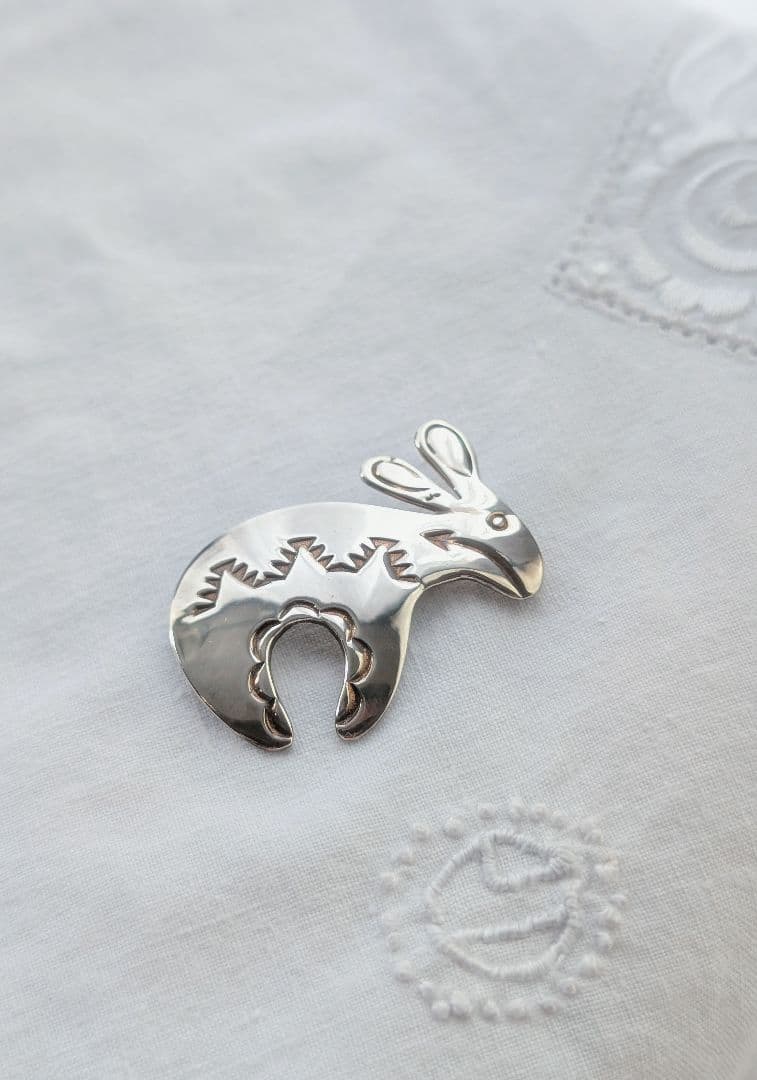 【Navajo】インディアンジュエリーブローチ/AM刻印うさぎモチーフ