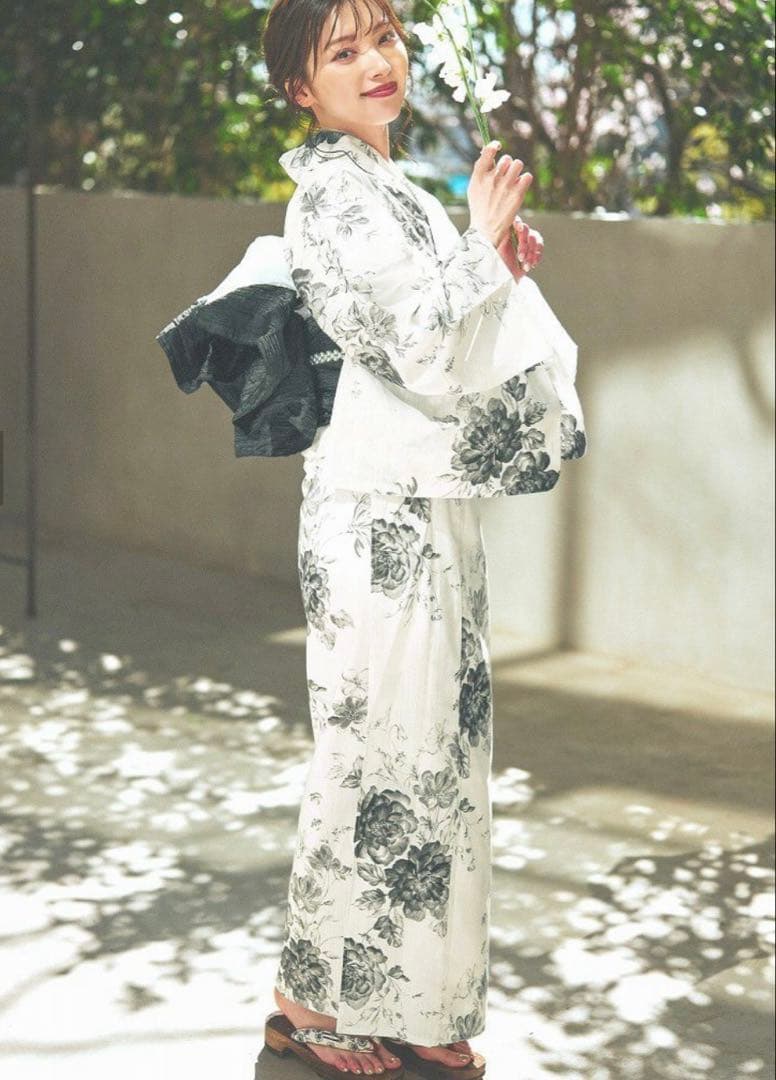 Ditaモノクロ花柄 水彩の十六夜色