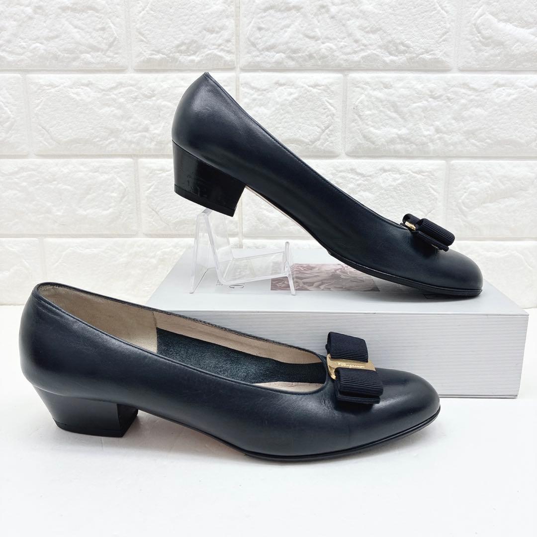フェラガモ ゴールド金具 ヴァラ リボン パンプス ネイビー 6.5B レザー