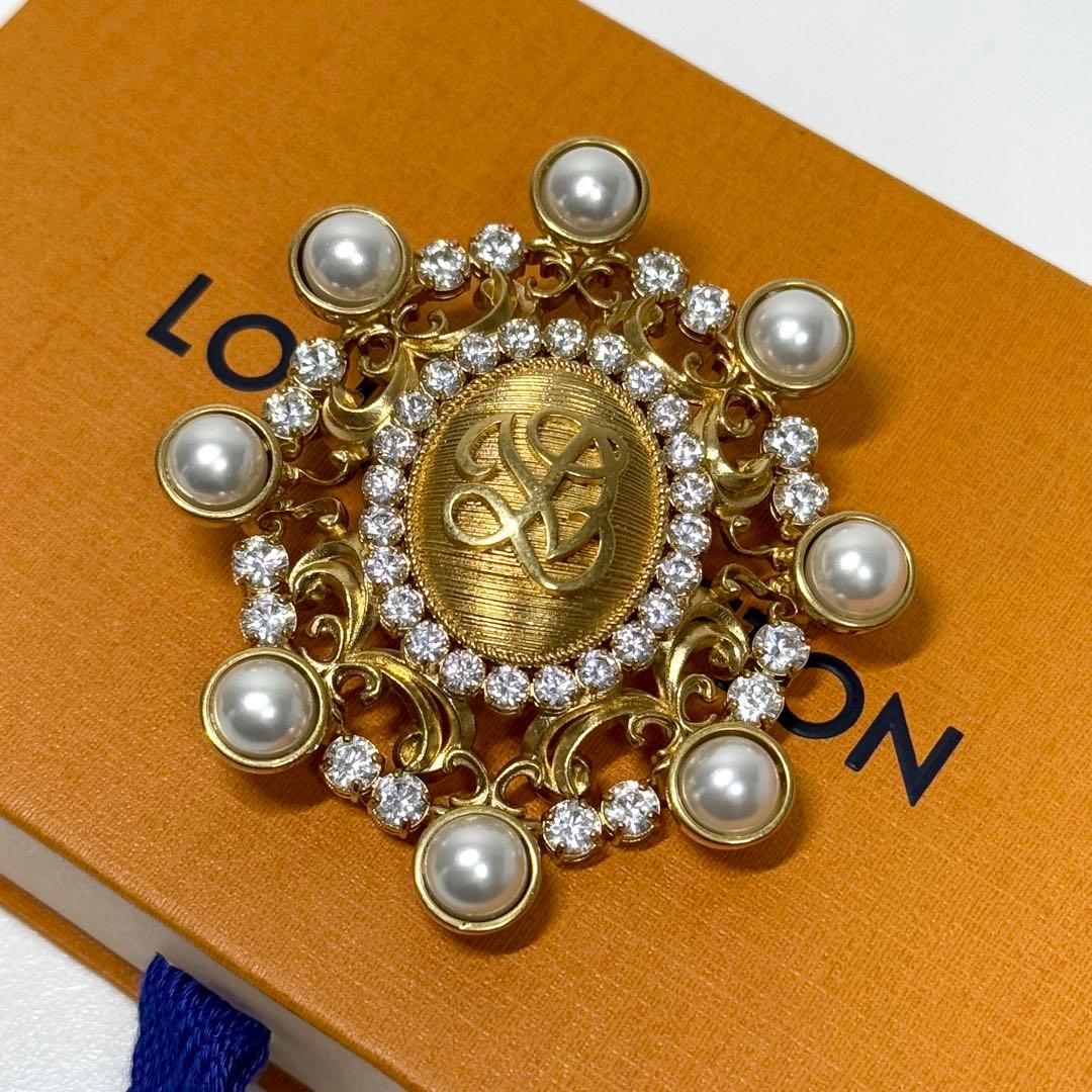 美品 ルイヴィトン LVダイナスティ ブローチ ゴールド パール 新ロゴ