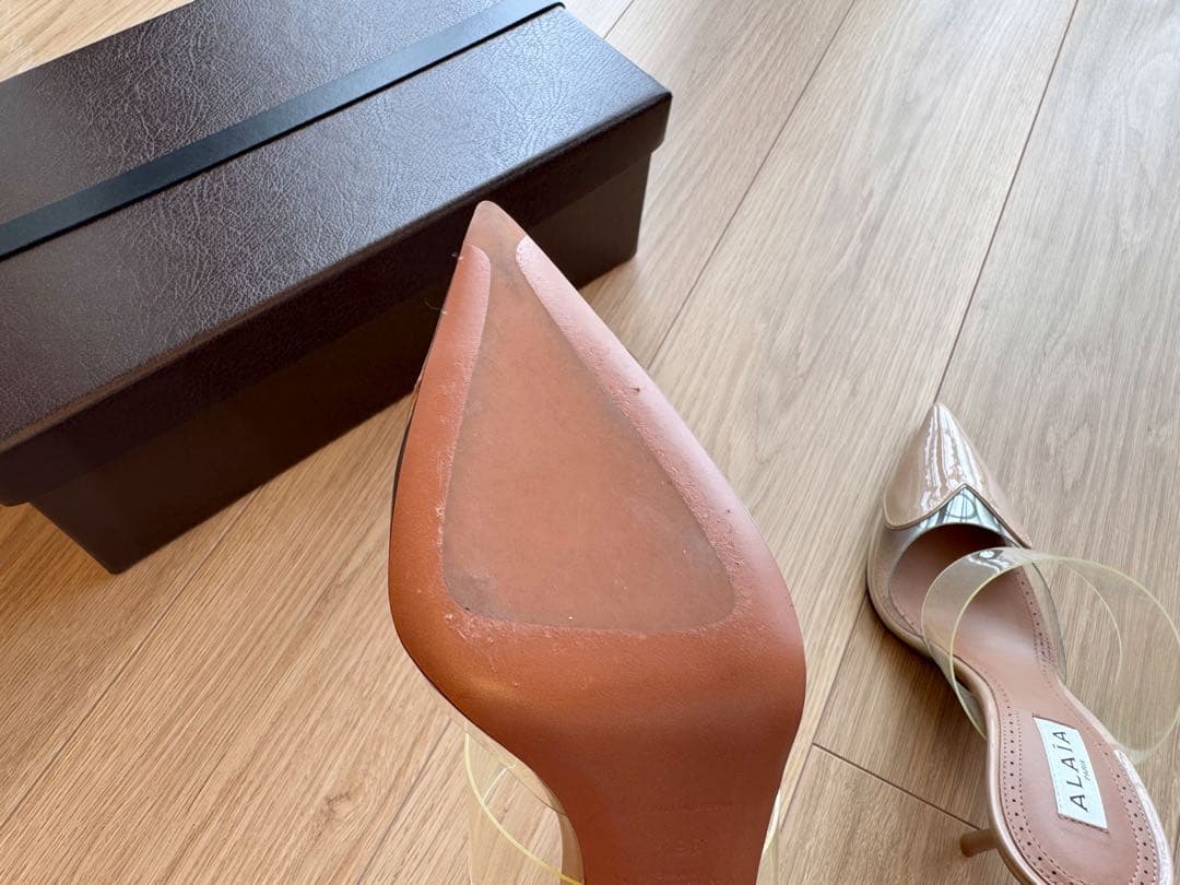 Alaïaアライア　LE CŒUR パテントカーフスキン製 ミュール　ベージュ