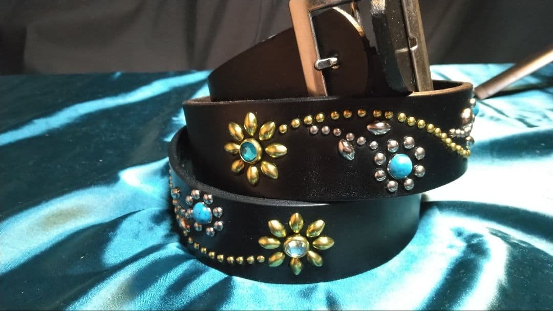 ちっぴー栃木レザーツタ＆フラワー　スタッズベルトブラック　ニッケル＆ブラス