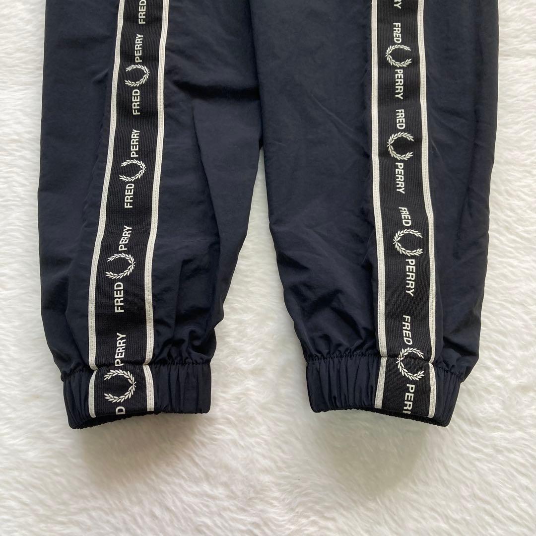 ✨美品 フレッドペリー　ハーフジッププルオーバー　センターロゴ刺繍　ブラック　黒