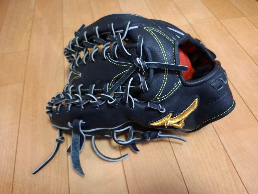 硬式野球グローブ 黒 レザー ゴールド刺繍