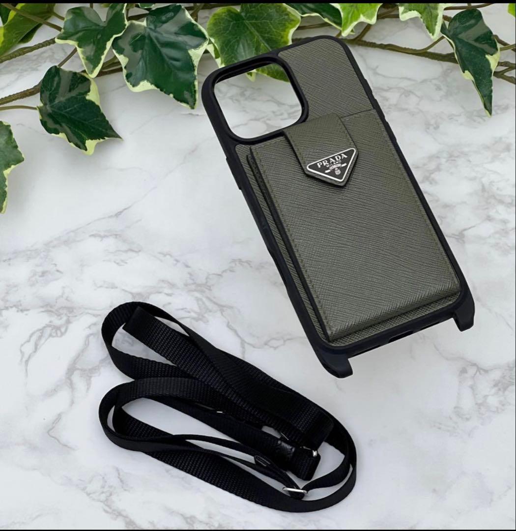 プラダ サフィアーノレザー iPhone 16 Pro Max用ケース グリーン