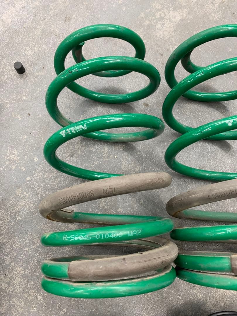 プリウスα車高調