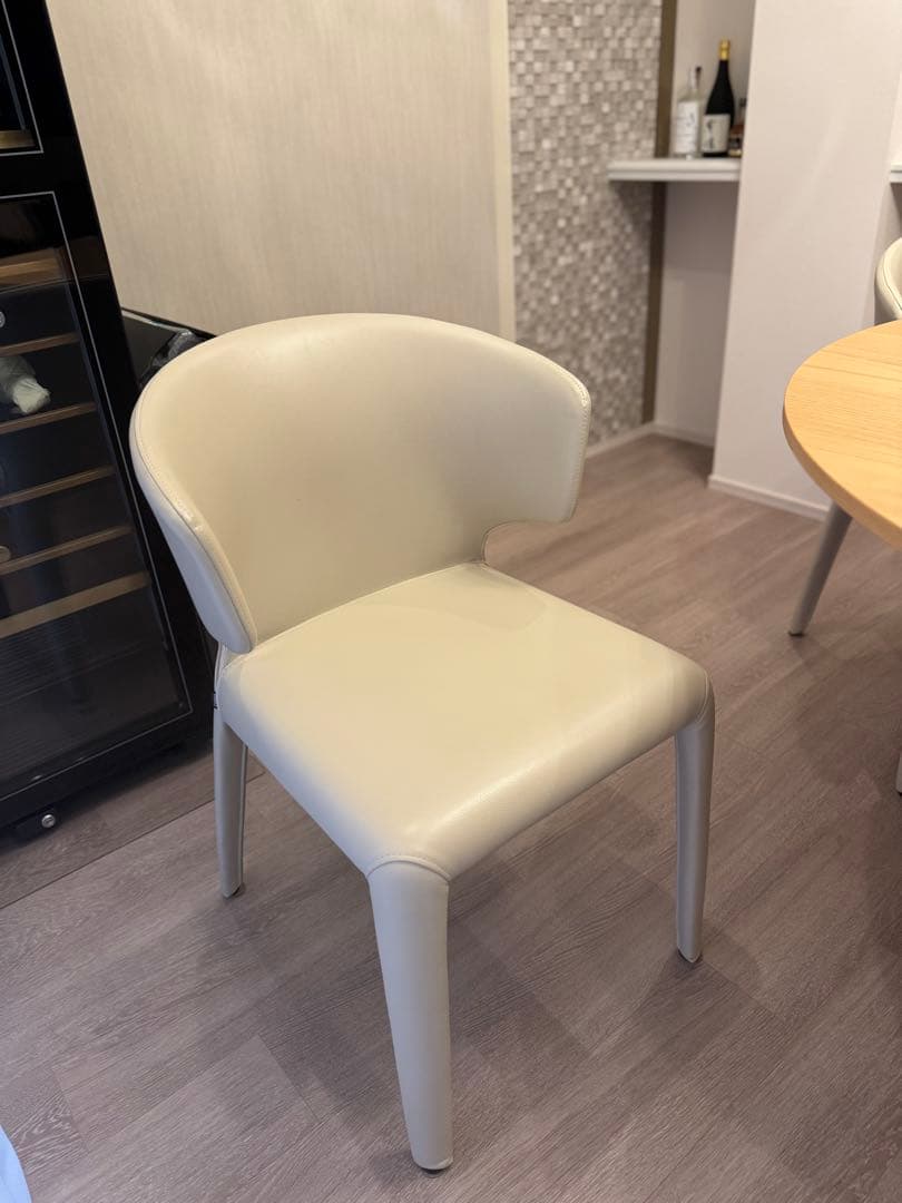 カッシーナ 白皮張りアームチェアー一脚