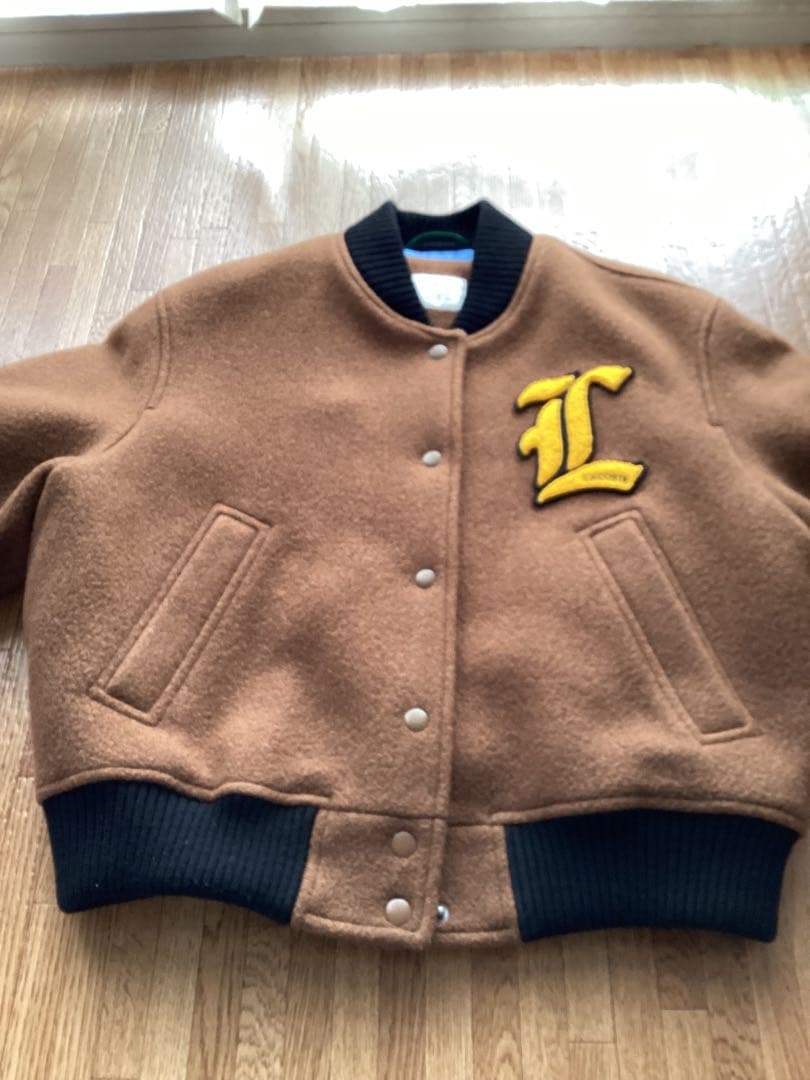 LACOSTE ブラウン スタジャン Lロゴ刺繍