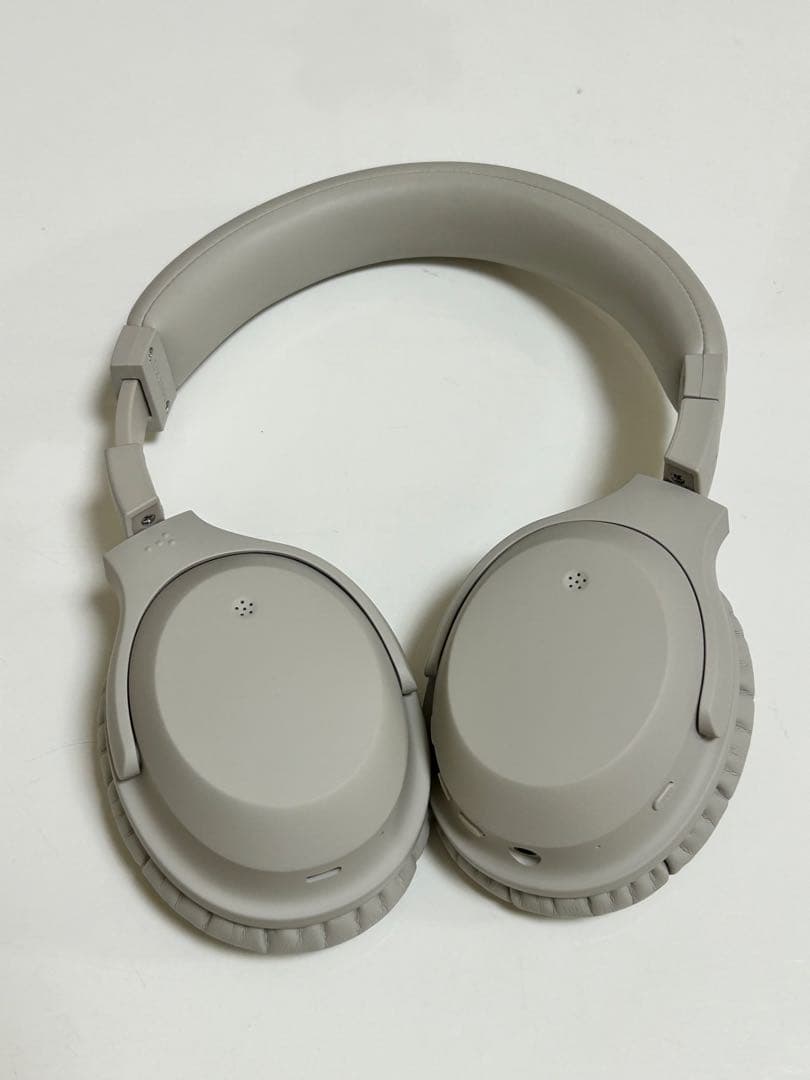 グレーオーバーイヤーワイヤレスヘッドフォン