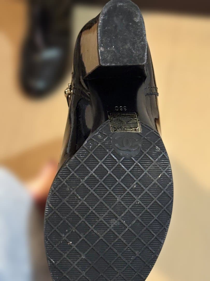 d*7様 CHANEL ブラック パテントレザーCCロゴロングブーツ36(23-