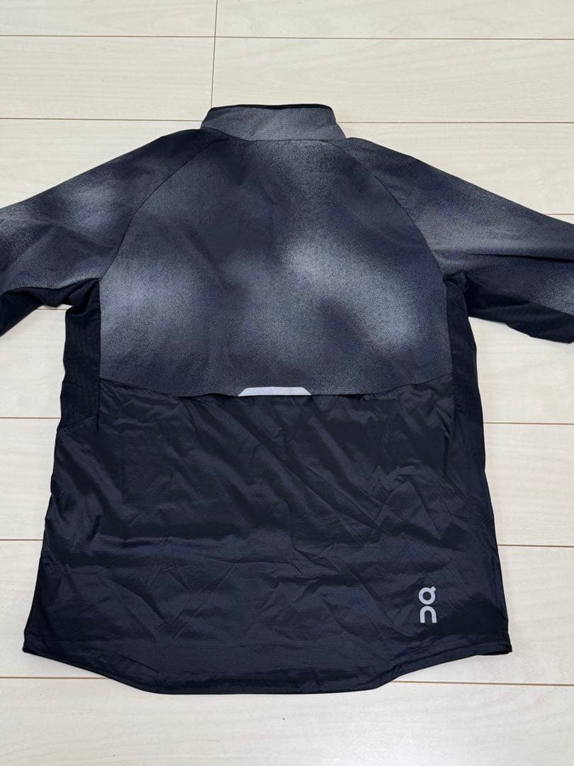 on ランニングジャケット グレー/ブラック
