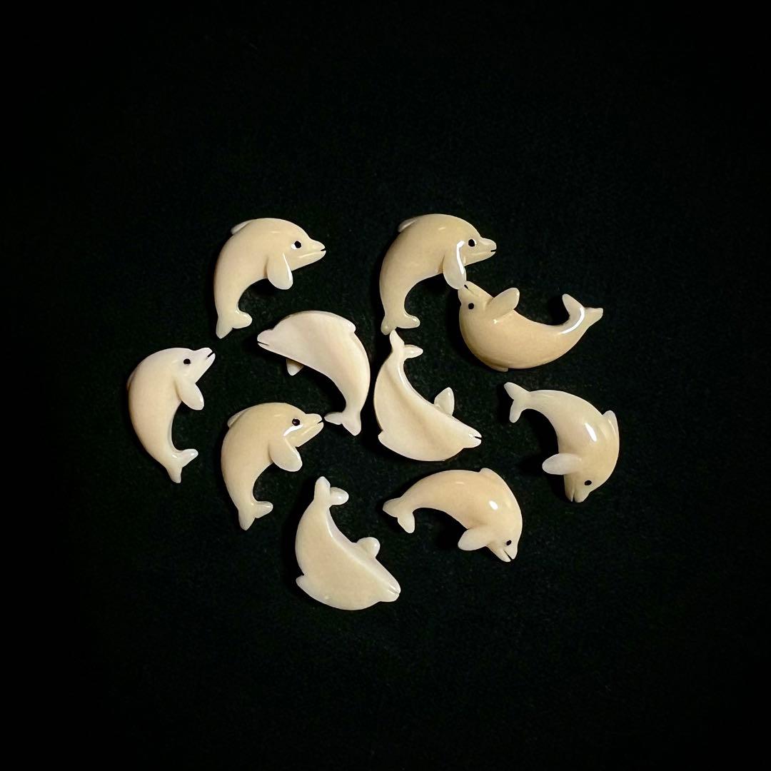 彫刻 イルカのパーツとペンダント計50点