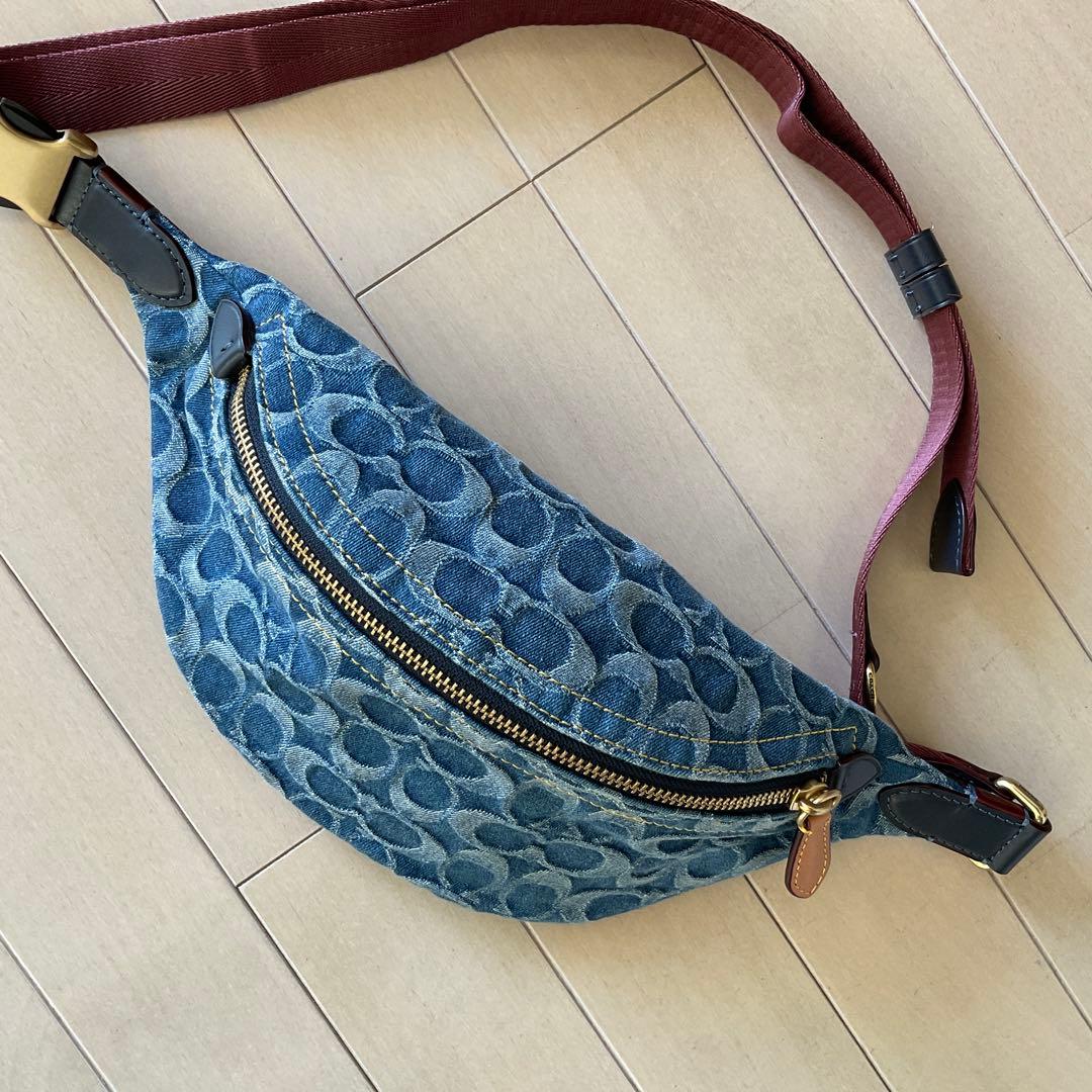 Coach デニムボディバッグ