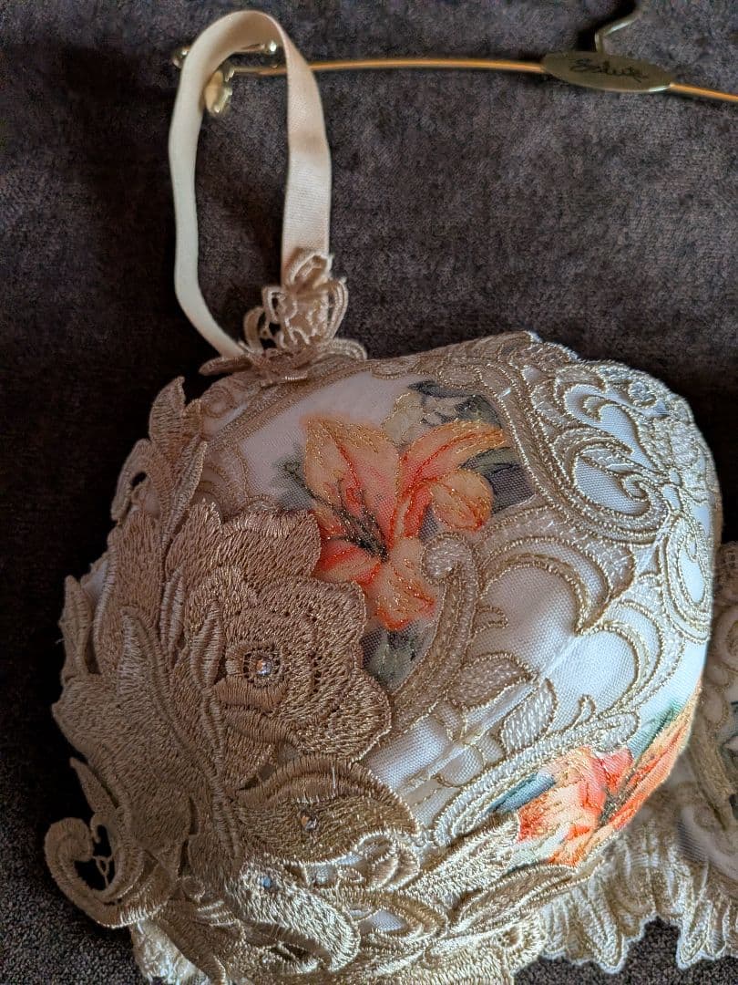 サルート、82グループプレステージブラジャーF70サイズ。