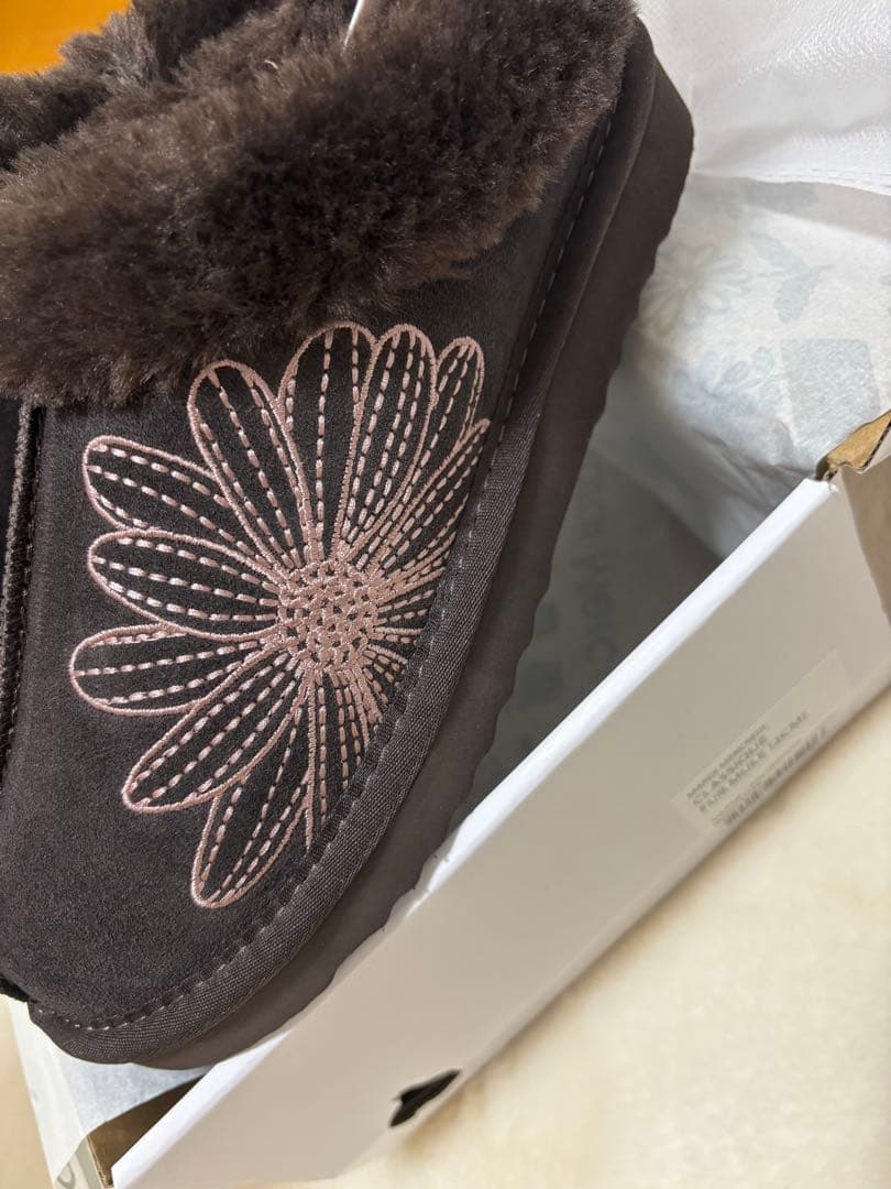 Mardi Mercredi 25 ブラウン 花柄ピンク刺繍 ムートンブーツ