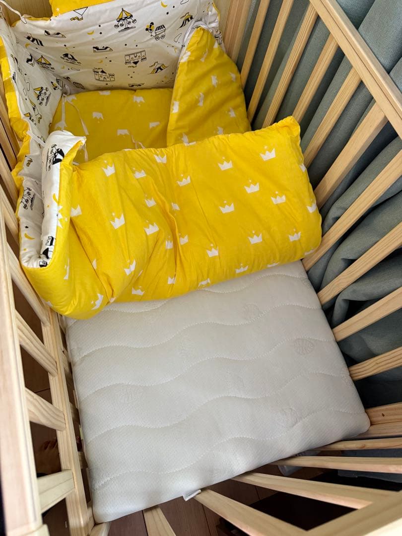 木製スリープベッド 黄色 布団付き