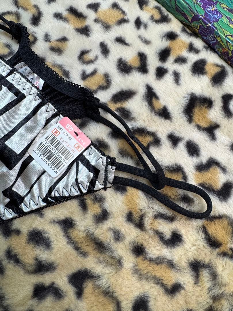 エメフィール　廃盤モデル　サテン　ピカピカ　ツルすべ　D70