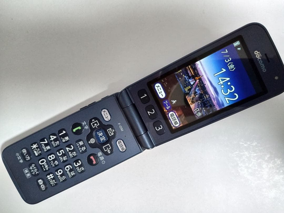 ☆docomo らくらくホン F-01M ネイビー