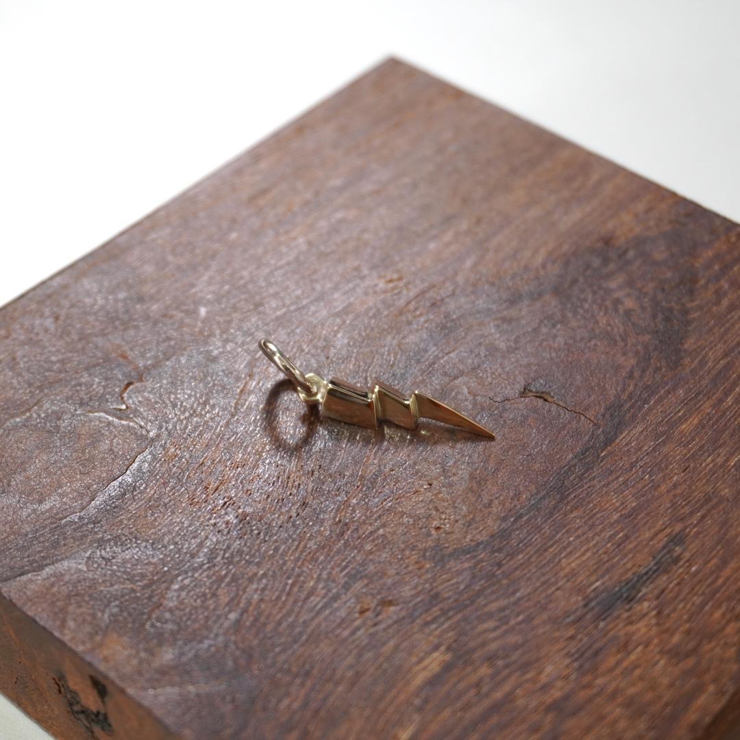 ◇RAOING◇ネックレス　トップのみ　　閃光　Ｋ10　flash