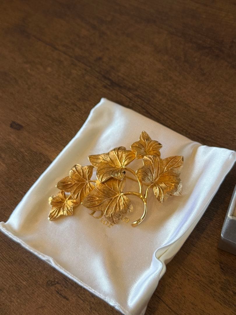 Christian Dior 葉っぱ　リーフ　ブローチ　vintage
