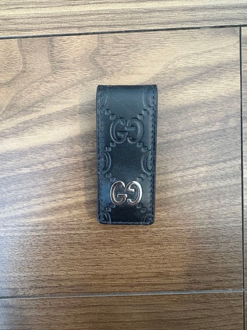 GUCCI エンボス加工レザー マネークリップ