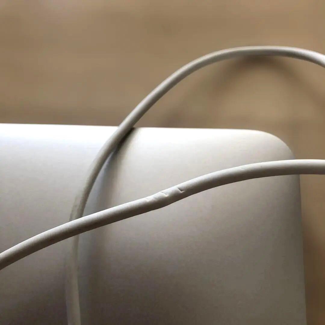 MacBook Air (13-inch, Early 2014) 充電機に傷有