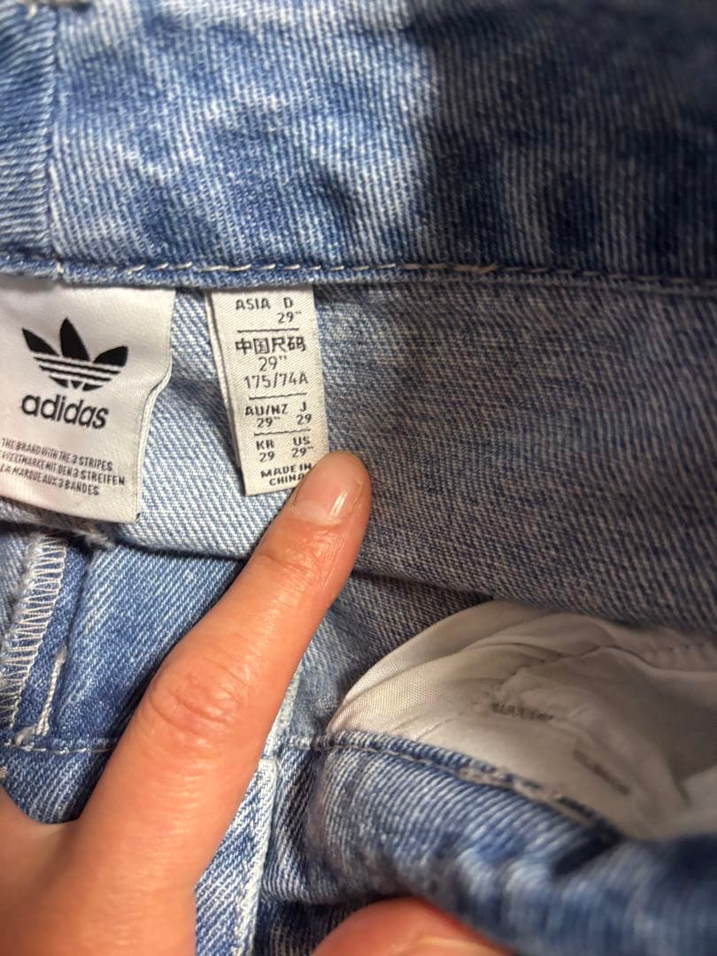 adidas ライトブルーワイドレッグデニム