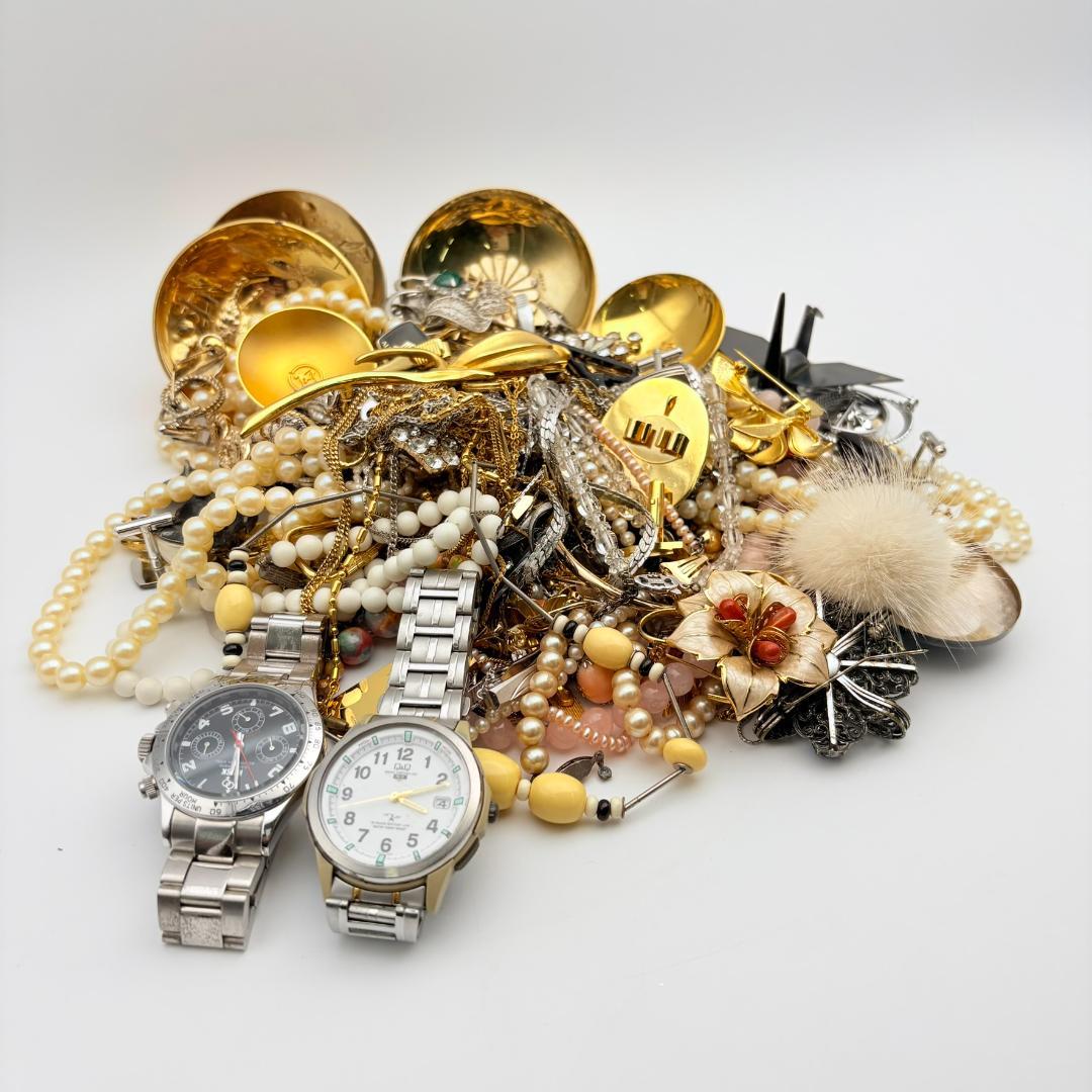 遺品整理 アクセサリー ネックレス ブローチ タイピン 時計 など まとめ