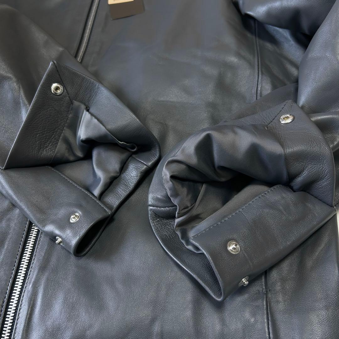 新品 未使用 25AWコムサメン ラムレザー シングルライダースジャケットL 灰