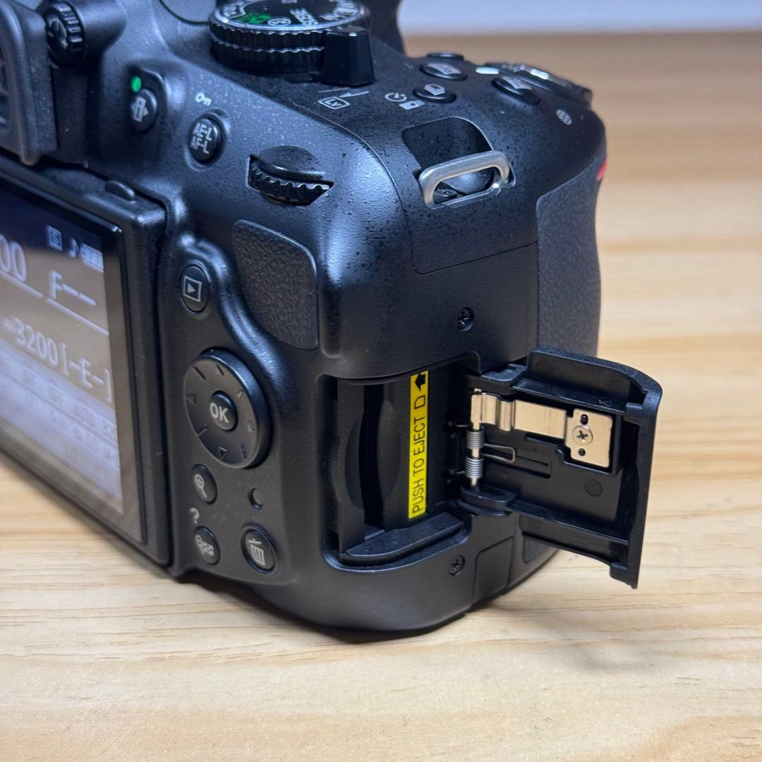 Nikon D5200 美品　箱入り　バッテリー付き　シャッター数2,600回
