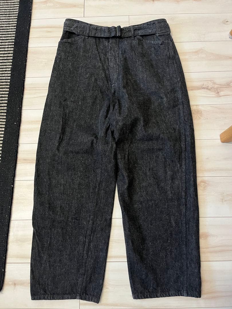 comoli コモリ ベルテッドデニムパンツ　ブラックエクリュ