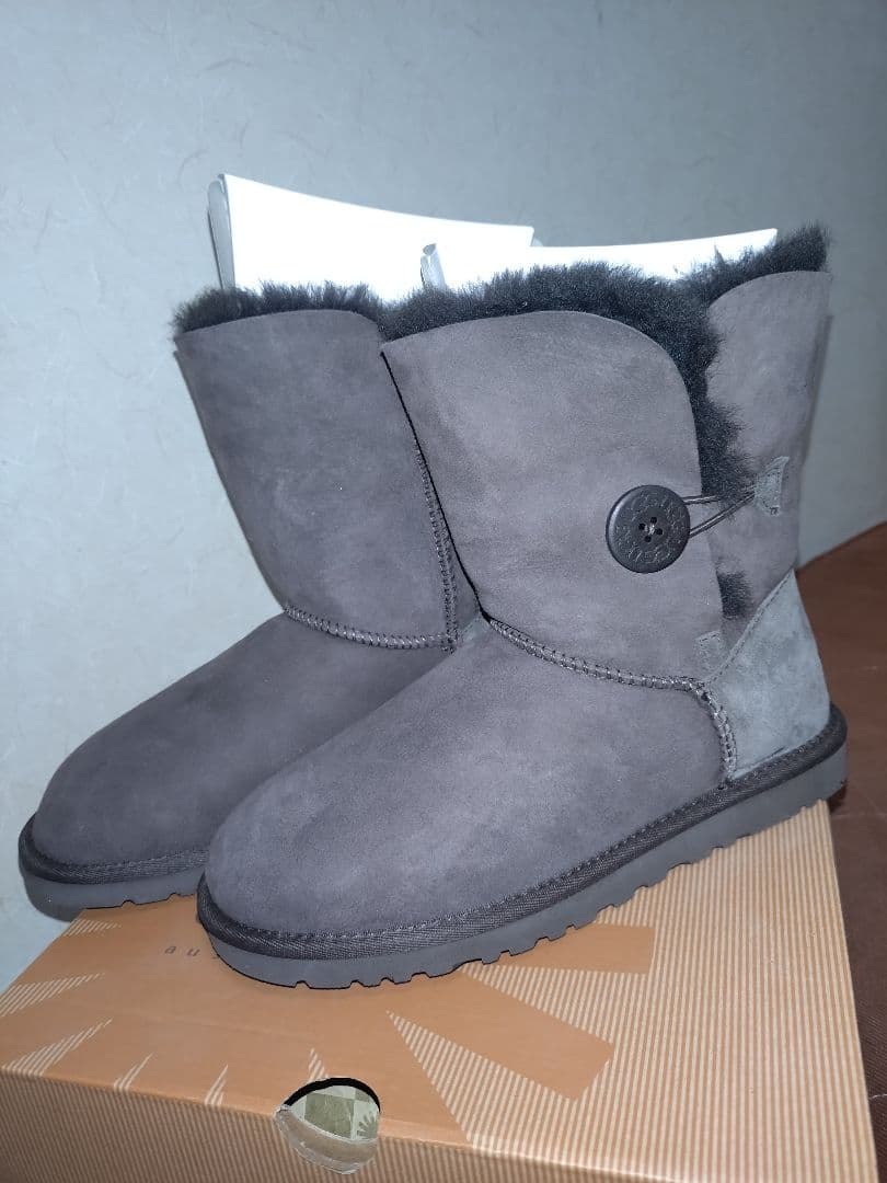 UGG　W BAILEY BUTTON 5803　ムートンブーツ