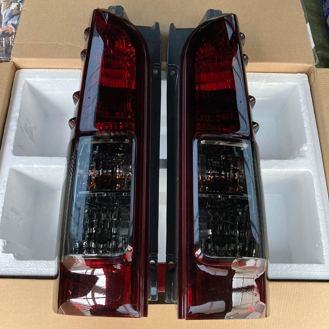 福之助　トヨタ　ハイエース　純正テールライト　ブラック塗装　比較的綺麗