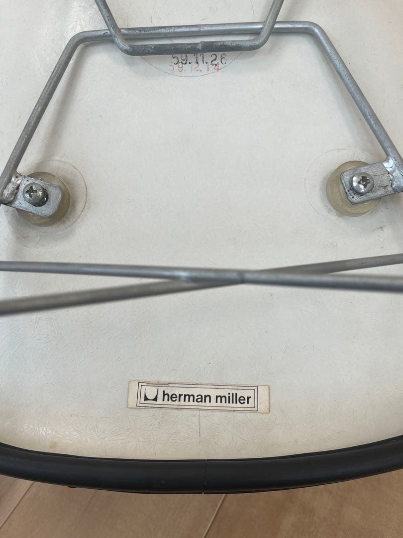 ハーマンミラー　イームズ　ナウガハイドレザー　キャツクレードル