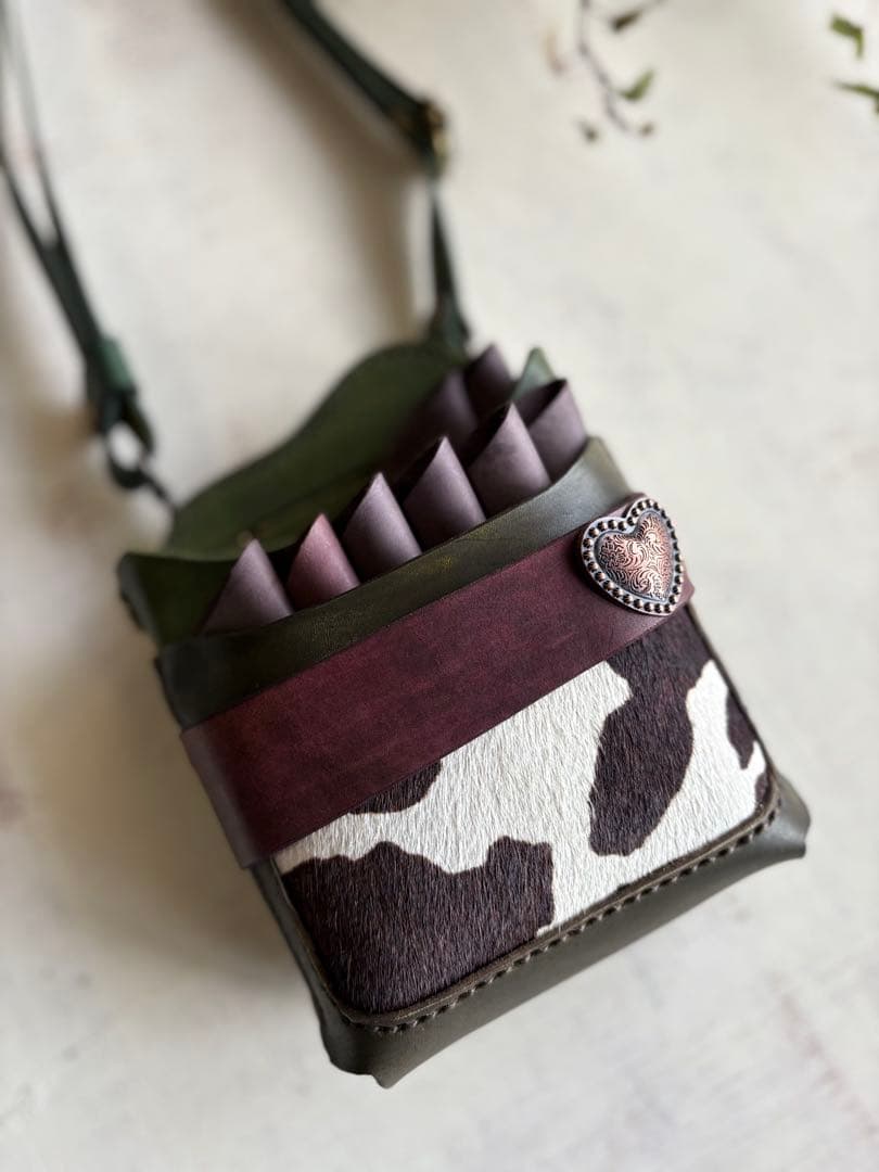 まぴ 手染めダークオリーブ、ハラコカウの大容量シザーケース