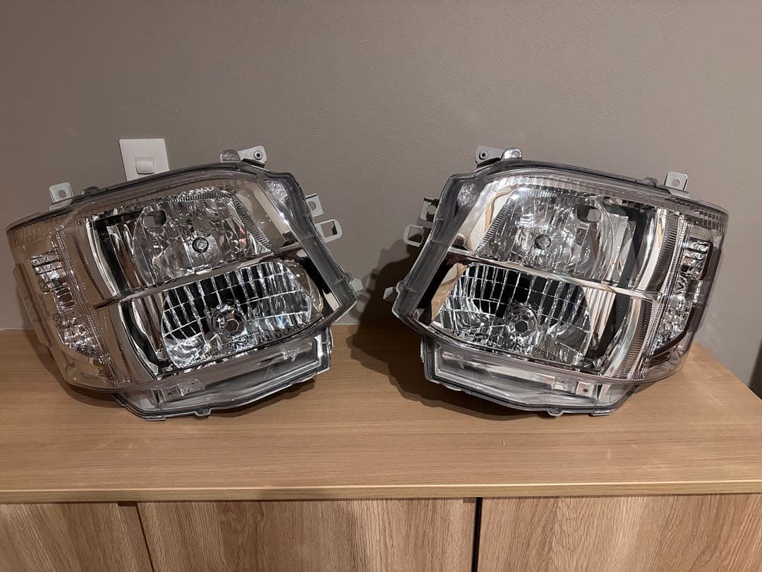 ハイエースsuperGL 200系 3型後期　純正ヘッドライト左右セット 球無し