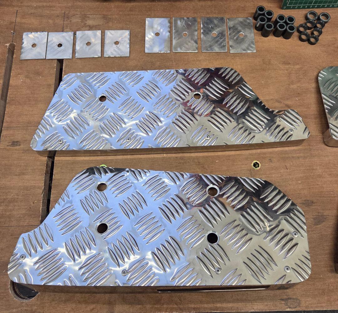 コ*ア様 17スーパーグレート　サイドステップアルミ縞板×鱗ステンボルトナット付