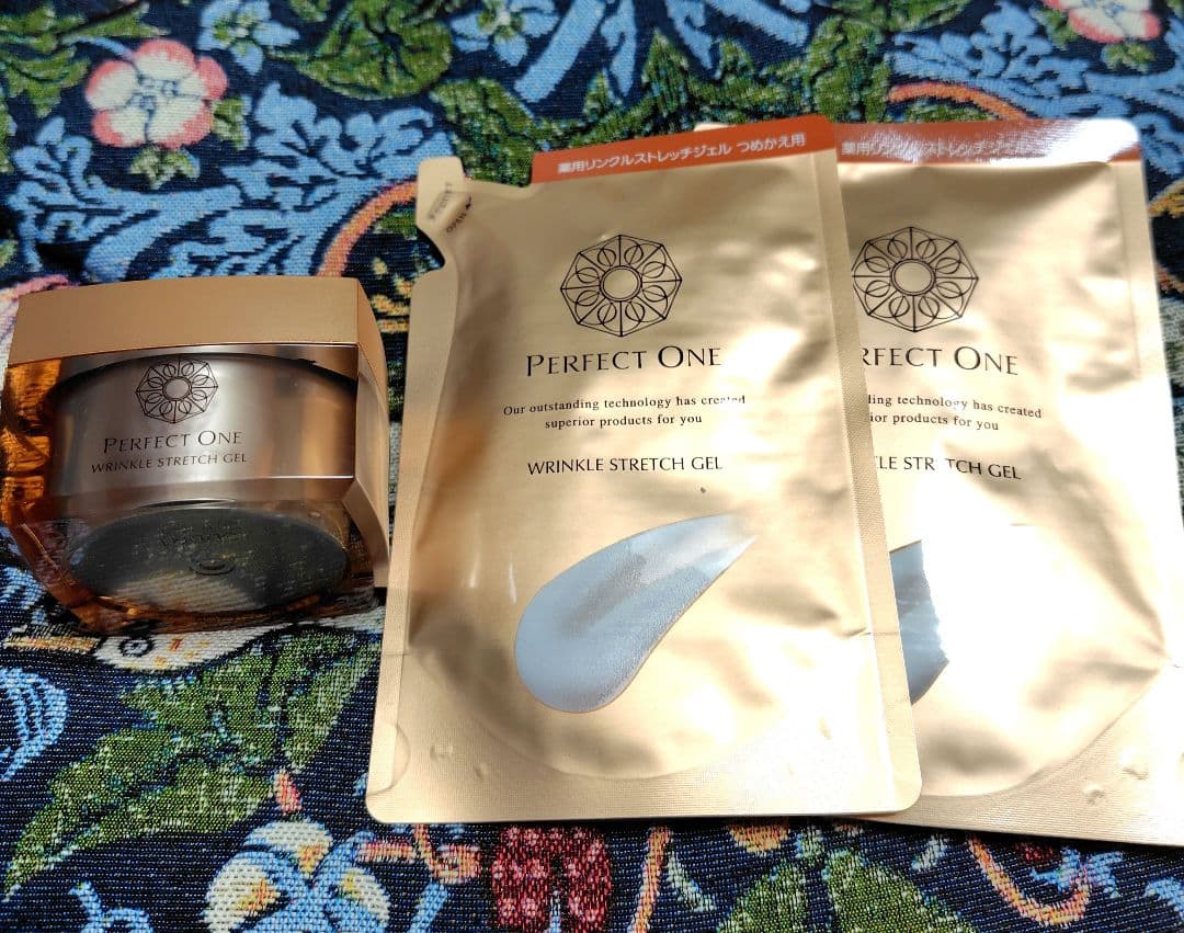 パーフェクトワンリンクルストレッチジェルクリーム空き容器とパウチ2個