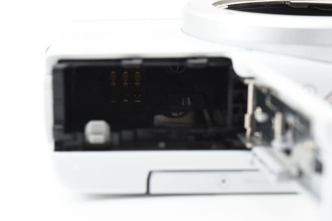 ♥ほぼ新品❤️スリムミラーレス♪スマホ転送OK★キヤノン EOS M200❤️