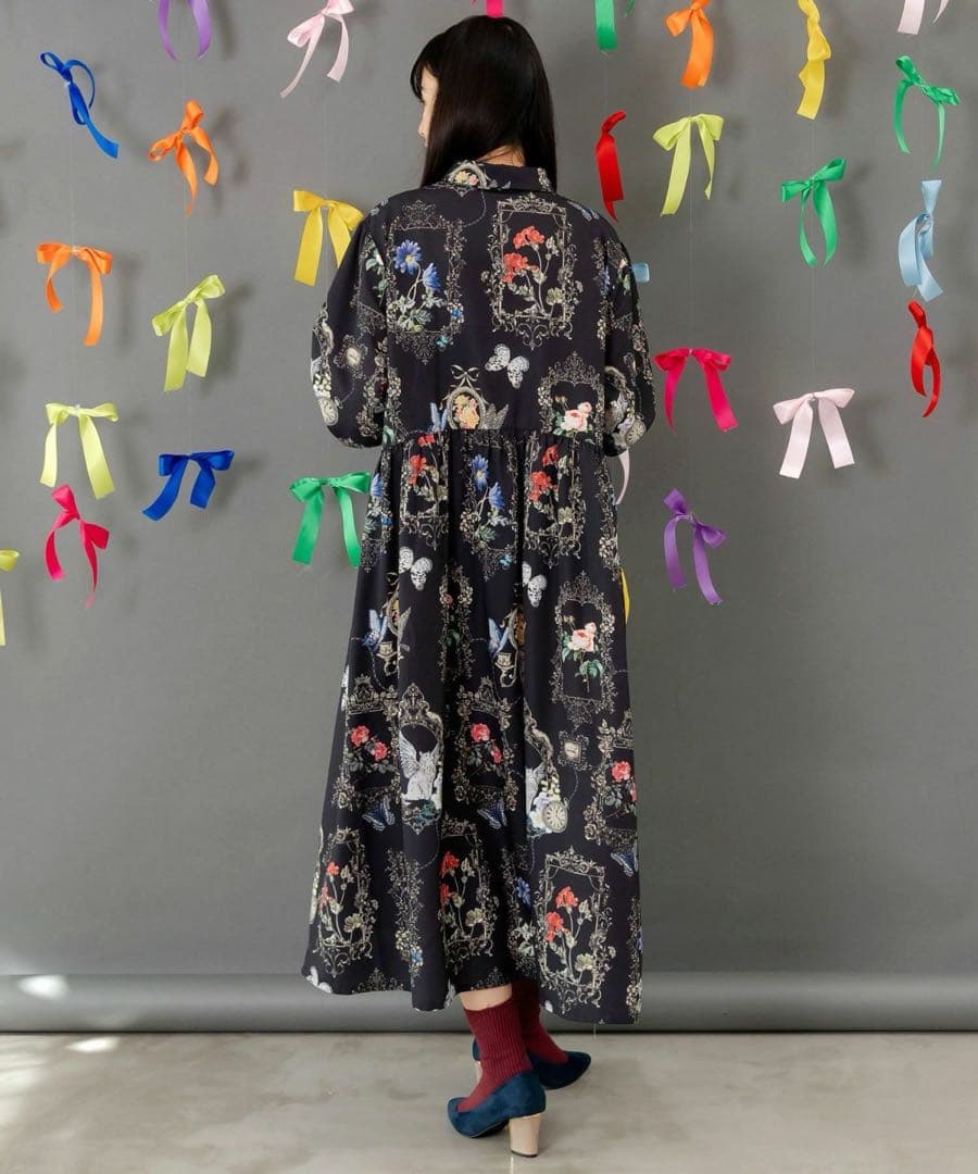 ☆新品タグ付 イズスカラー　553282：ヴィンテージ風額縁柄シャツワンピース